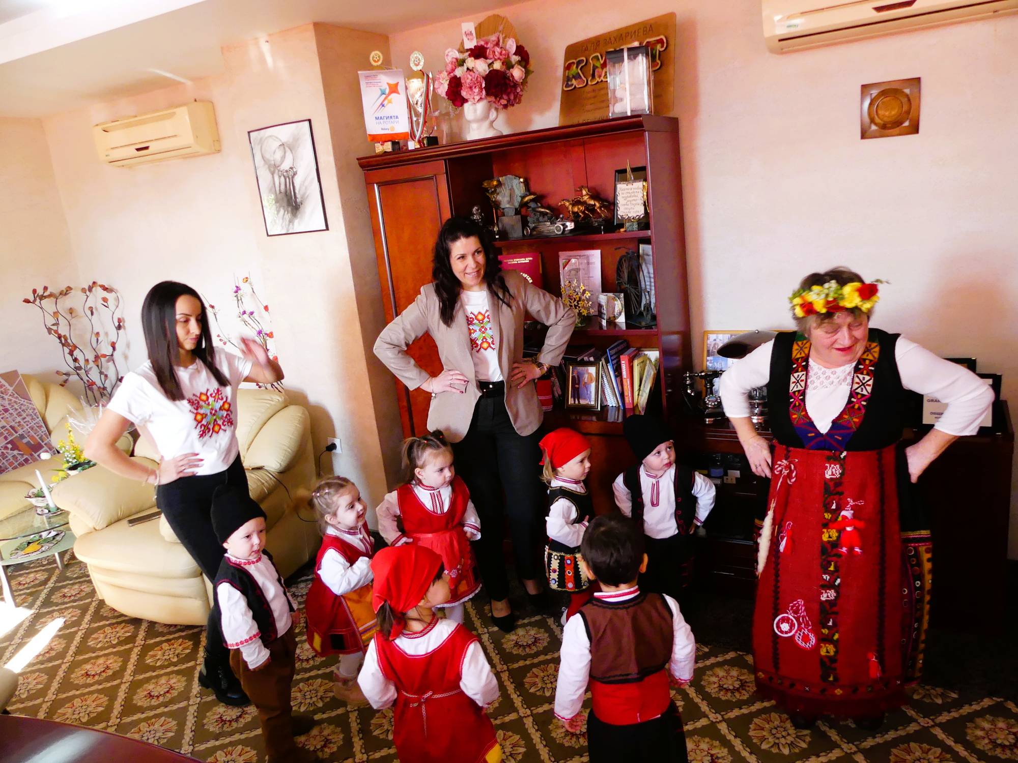 Слънчеви деца от Нова Загора поднесоха своя първомартенски поздрав в навечерието на дългоочаквания празник от малки и големи